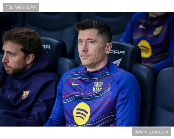 莱万训练中轻微撞伤，出战周末联赛成疑